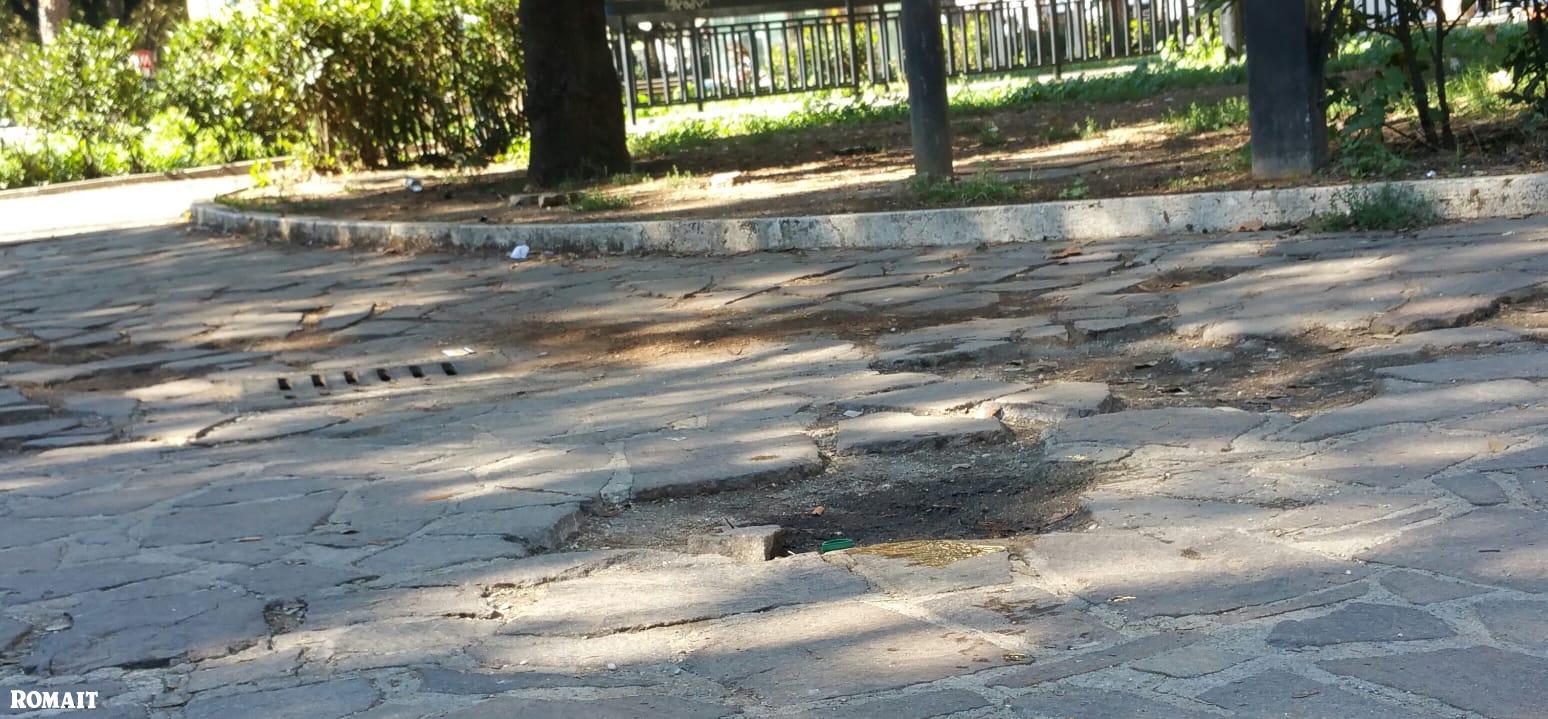 Roma Ciclista Cade Per Colpa Di Una Buca Romait