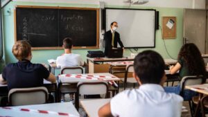 scuola, lezione in classe