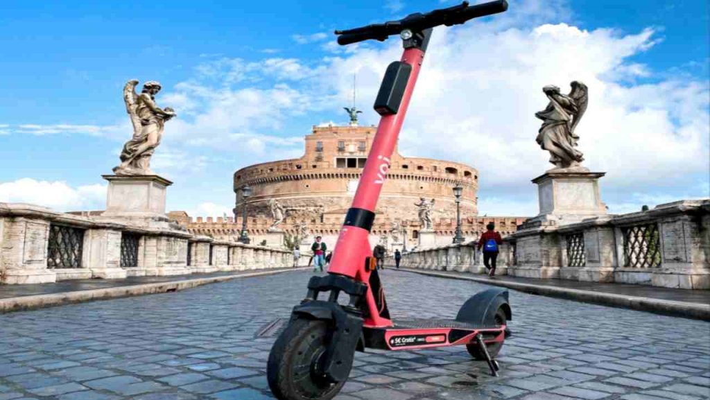 Monopattino a Castel Sant'Angelo di Roma