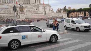 Taxi a Piazza Venezia di Roma