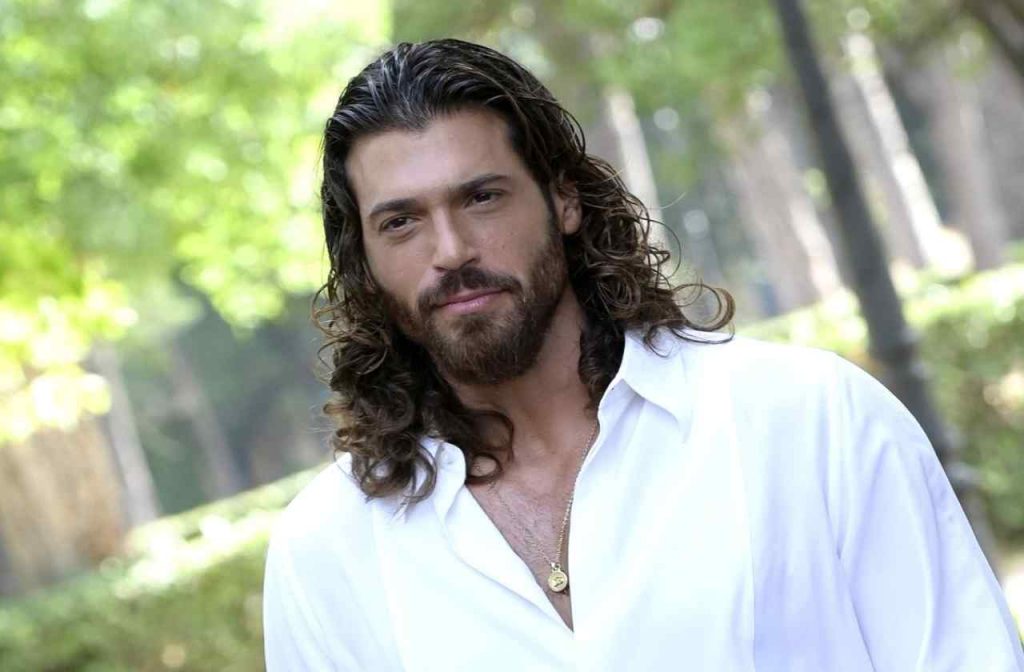 Critiche per Can Yaman - Romait.it