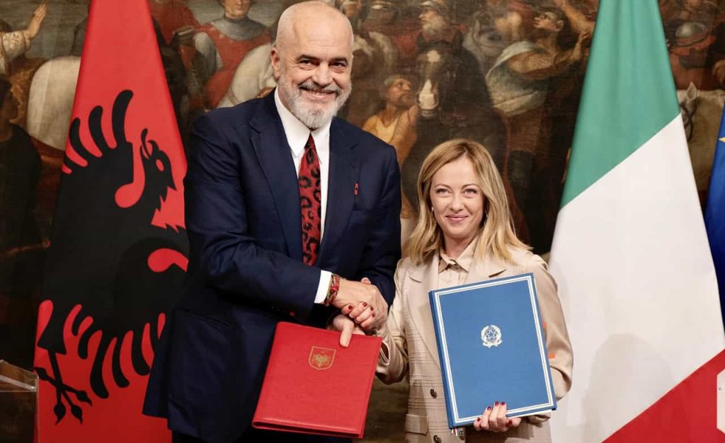 Giorgia Meloni ed Edi Rama firmano l'accordo italo-albanese sui migranti nel novembre 2023