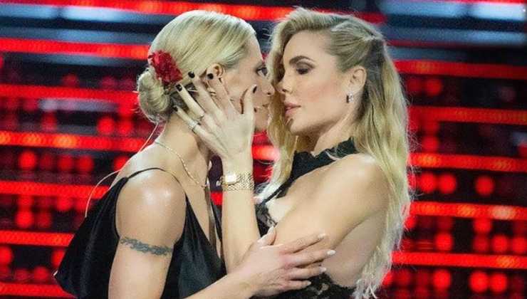 Il bacio con Michelle Hunziker - Romait.it