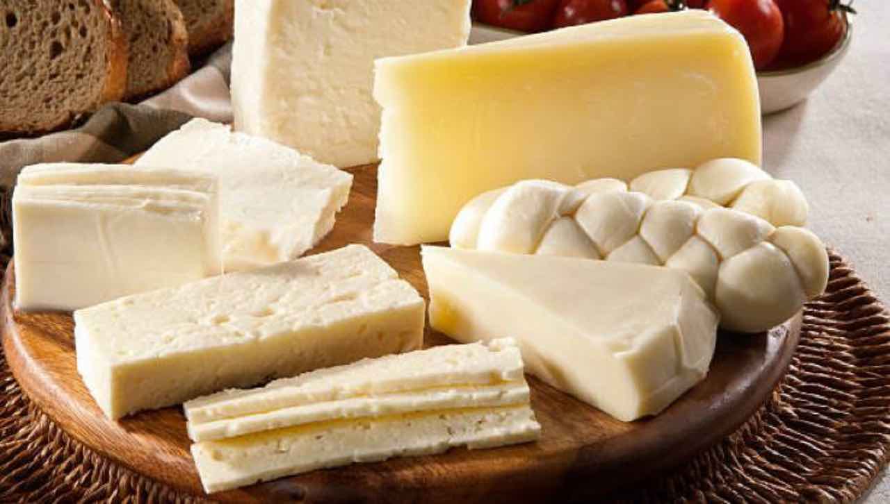 Richiamo alimentare, se hai questo formaggio nel frigo buttalo subito | Rischio elevatissimo di salmonella