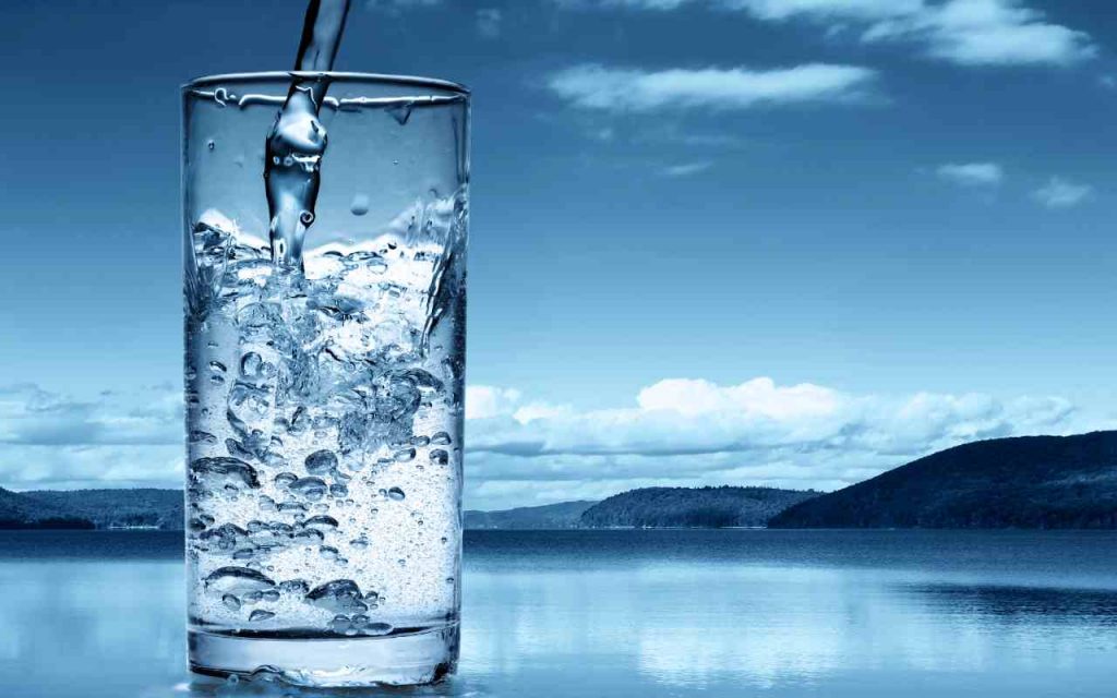 Fa realmente male bere acqua in estate?