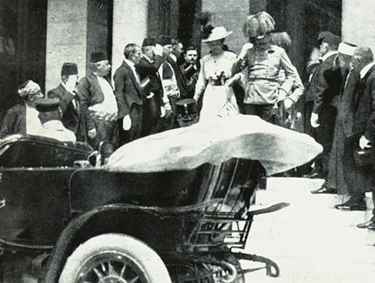 Francesco Ferdinando d’Asburgo e la moglie Sofia pochi attimi prima dell’attentato di Sarajevo. Assassinio di Francesco Ferdinando