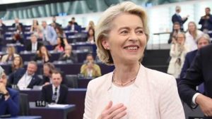 Ursula von der Leyen esulta dopo la riconferma a Presidente della Commissione Europea