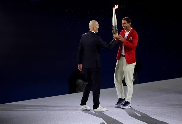 Zinédine Zidane passa la fiamma olimpica a Rafael Nadal durante la cerimonia d’apertura delle Olimpiadi di Parigi 2024