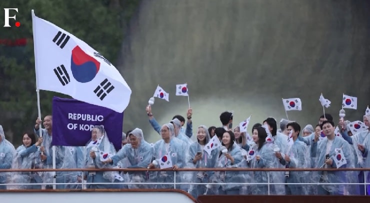 La Corea del Sud sfila sul bateau-mouche durante la cerimonia d’apertura delle Olimpiadi di Parigi 2024