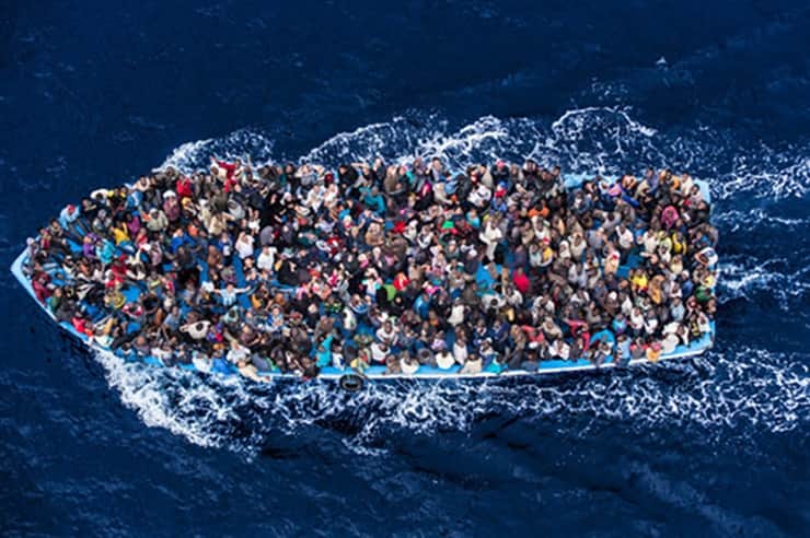 Barca con migranti nel Mediterraneo