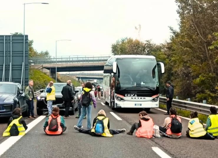 Eco-vandali di Ultima Generazione bloccano il traffico a Bologna, ddl Sicurezza