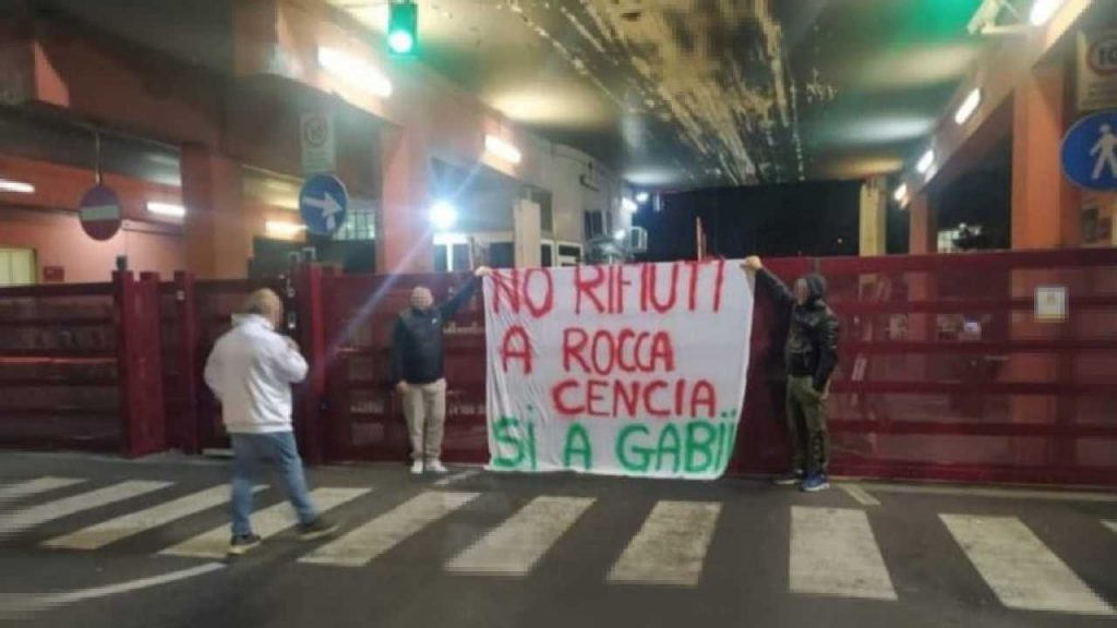 Proteste cittadini di Rocca Cencia_ foto da Facebook Comitato di quartiere Colle del Sole