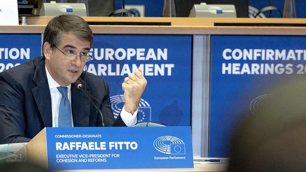 Raffaele Fitto durante l’audizione di conferma come Commissario e Vicepresidente esecutivo dell’Europa