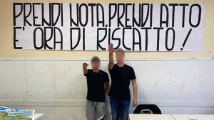 Roma, Saluto fascista al liceo