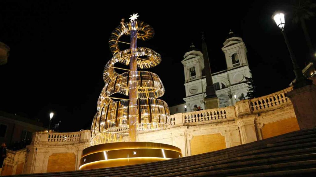 Albero di Natale a Trinità dei Monti (dal profilo Facebook di Roma Capitale)