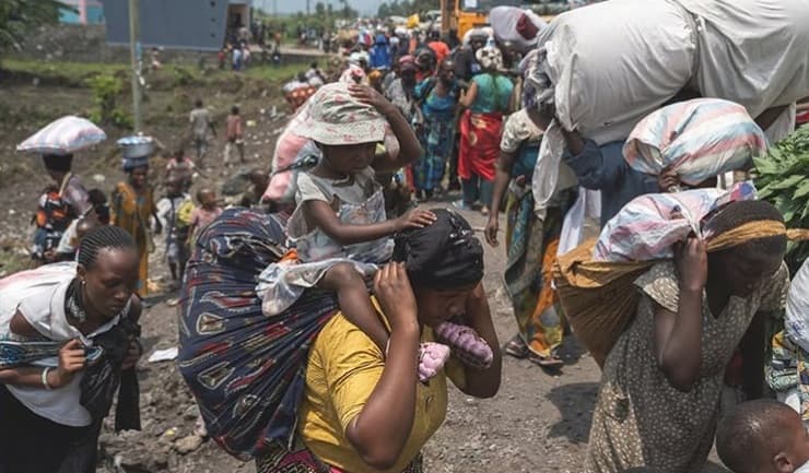 Abitanti della Repubblica Democratica del Congo in fuga dagli scontri tra l’esercito congolese e i ribelli filo-rwandesi M23