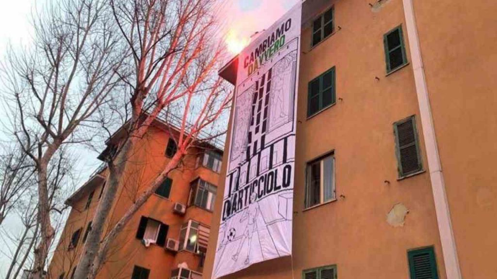 Quarticciolo, lenzuolo di protesta (foto AdnKronos)